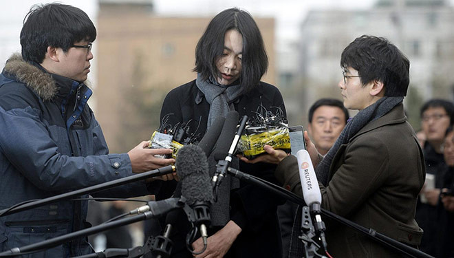 Cai ket dang cho dai tieu thu Korean Air duoi tiep vien khoi may bay