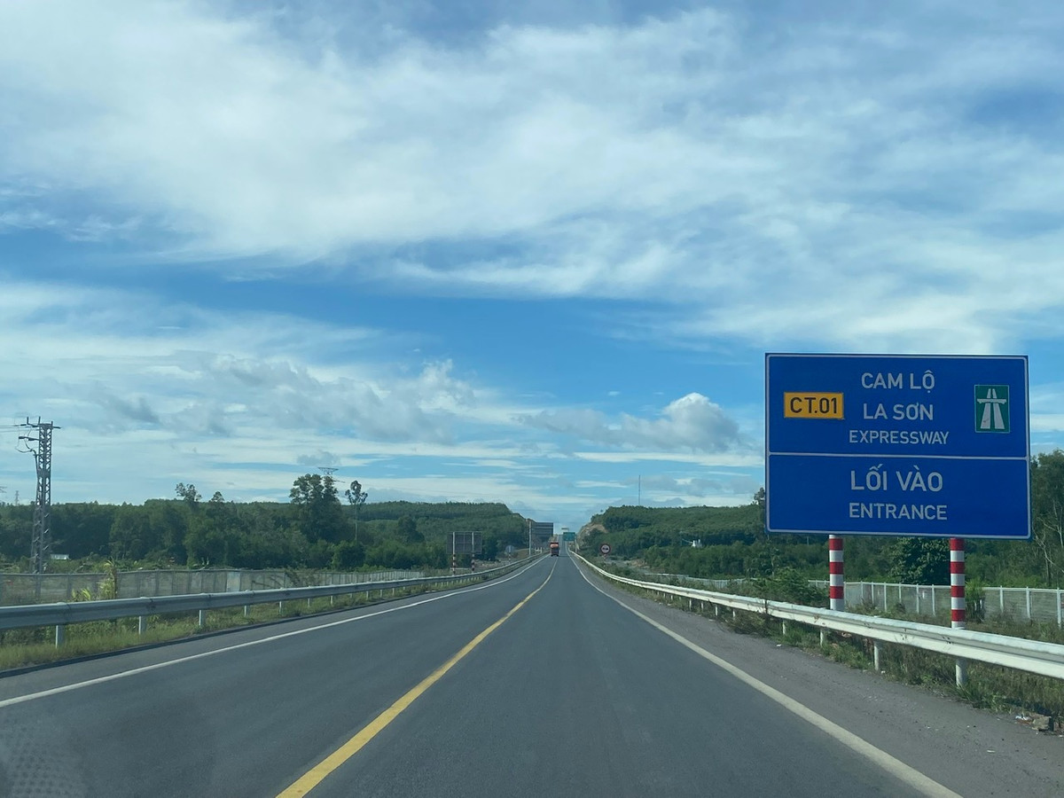 Cao toc Cam Lo - La Son mo rong len 4 lan xe