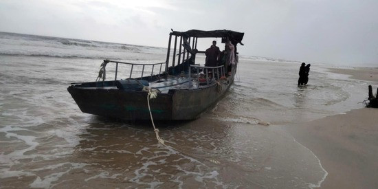 Phat hien thuyen go la troi dat vao bo bien Quang Tri