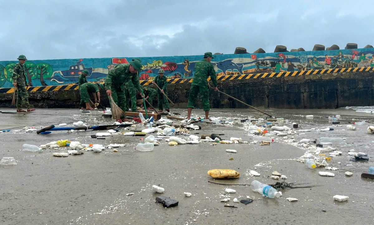 Quảng Trị: Nước lũ rút đến đâu dọn dẹp, vệ sinh đến đó - Hình 4 Quang Tri: Nuoc lu rut den dau don dep, ve sinh den do-Hinh-4