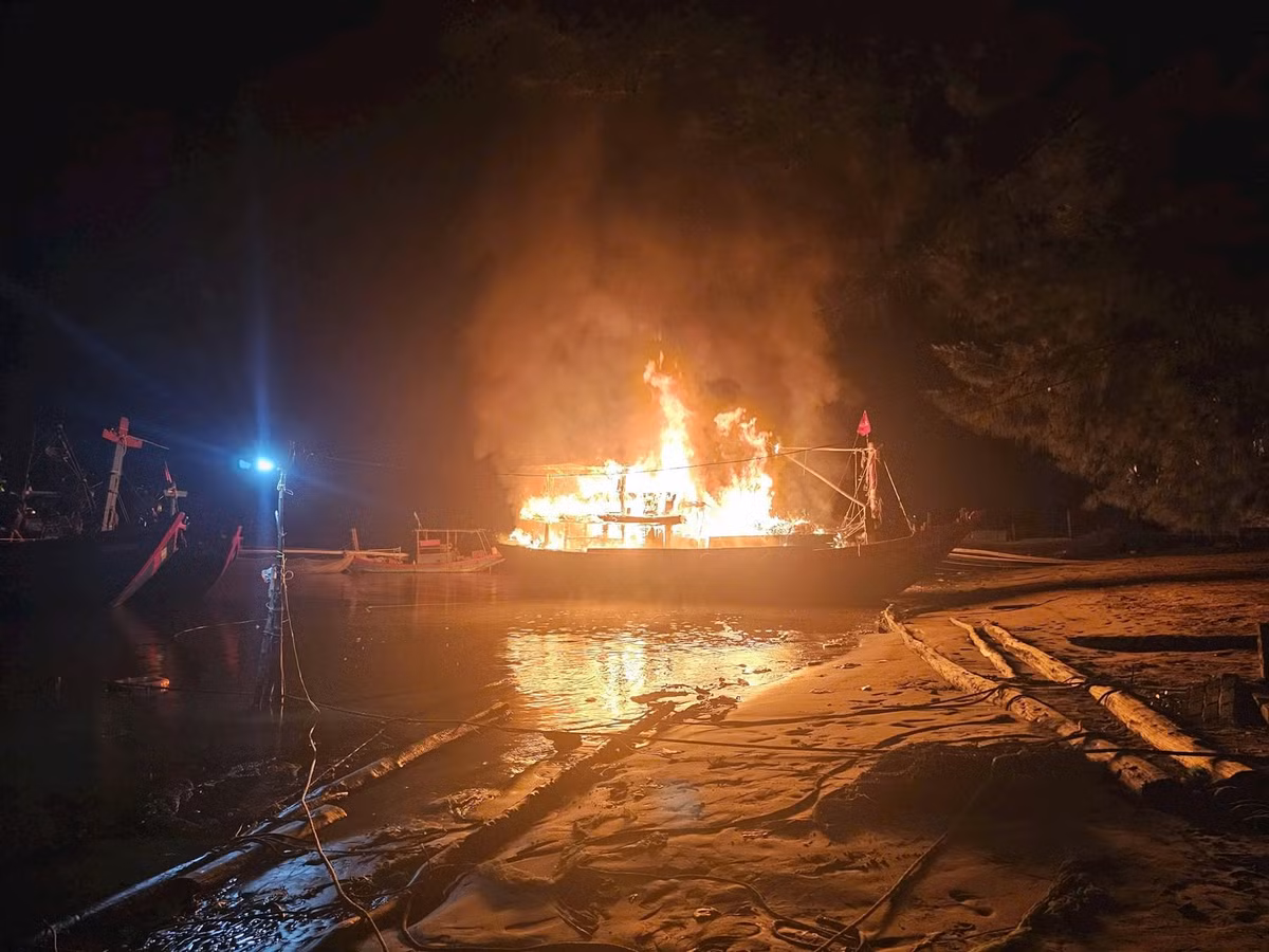 Ha Tinh: Tau ca bat ngo boc chay du doi trong dem