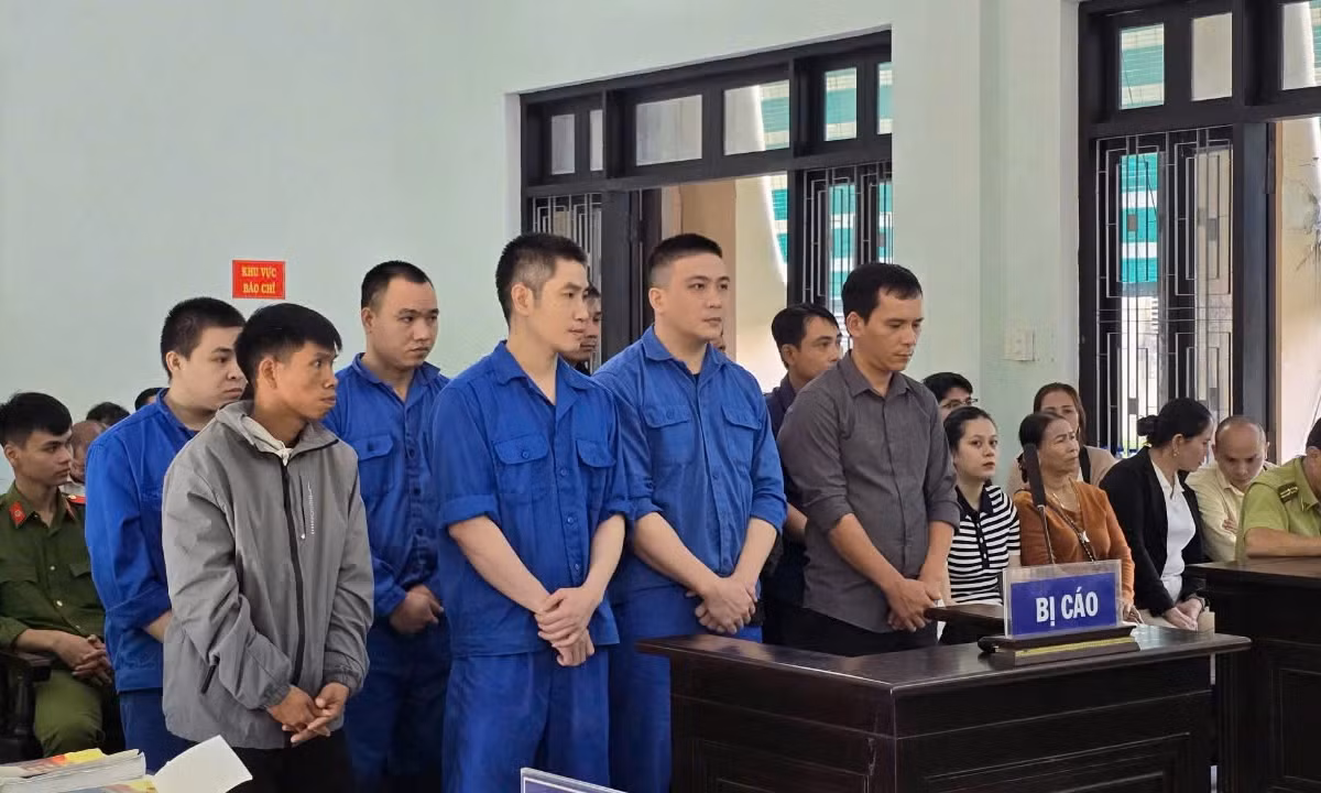 Buon go lau, can bo kiem lam Thua Thien Hue linh an tu