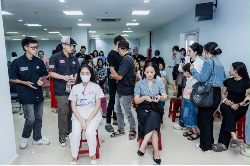 Cán bộ, nhân viên Bệnh viện và các chị em tham gia hiến tặng tóc.