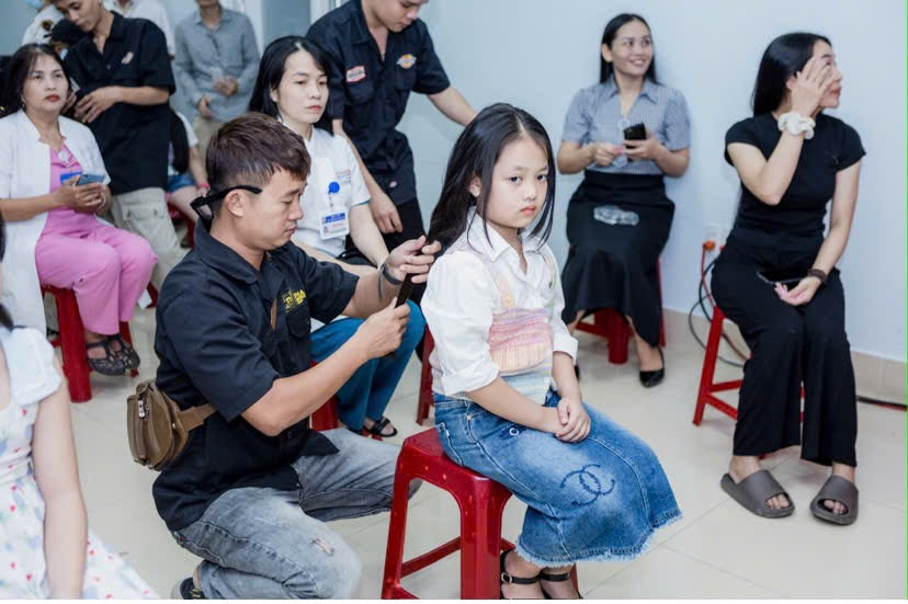 Một em nhỏ tham gia hiến tặng tóc tại buổi lễ.