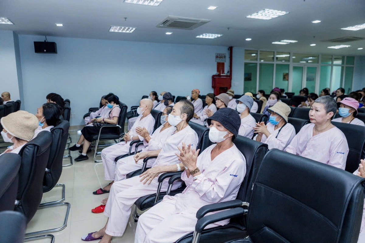 Buổi lễ có sự tham gia của lãnh đạo Bệnh viện, tổ chức công đoàn, cùng 50 nữ bệnh nhân ung thư có hoàn cảnh khó khăn đang điều trị tại Trung tâm Ung bướu Bệnh viện T.Ư Huế. Về phía các nhà tài trợ cho chương trình có đại diện Hội Nữ doanh nhân tỉnh và các chị em tham gia hiến tóc. 