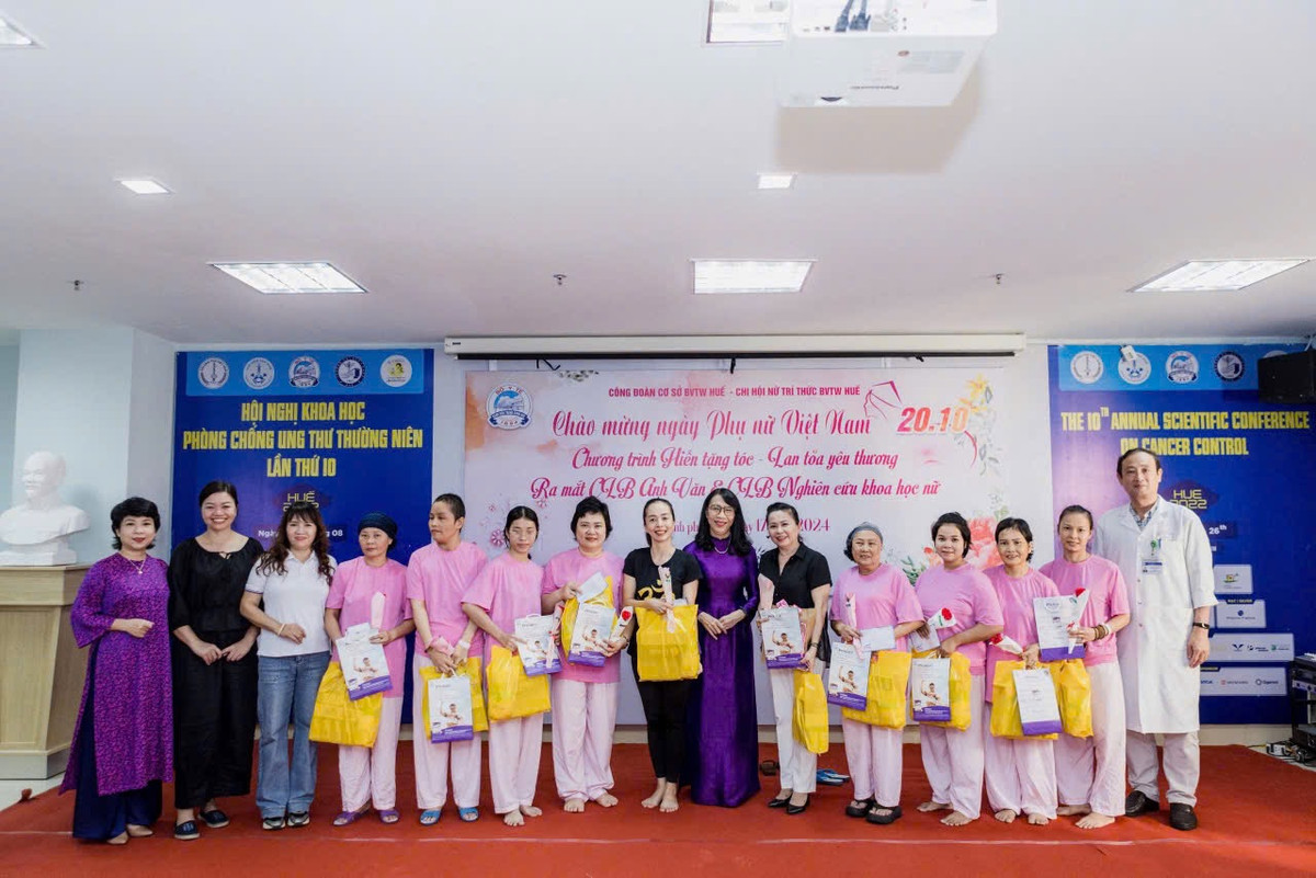 Việc mang trong mình căn bệnh hiểm nghèo không chỉ ảnh hưởng đến sức khỏe mà còn là gánh nặng về tinh thần, đặc biệt với chị em phụ nữ. Hình ảnh mái tóc duyên dáng rụng dần sau mỗi đợt xạ trị và hóa trị luôn khiến chị em tự ti, mặc cảm, cùng đó là những lo âu, trầm cảm do lo lắng về bệnh tật. Chương trình hiến tóc cho bệnh nhân ung thư tại Bệnh viện T.Ư Huế mang đầy ý nghĩa nhân văn, lan tỏa tình yêu thương và sự sẻ chia. 