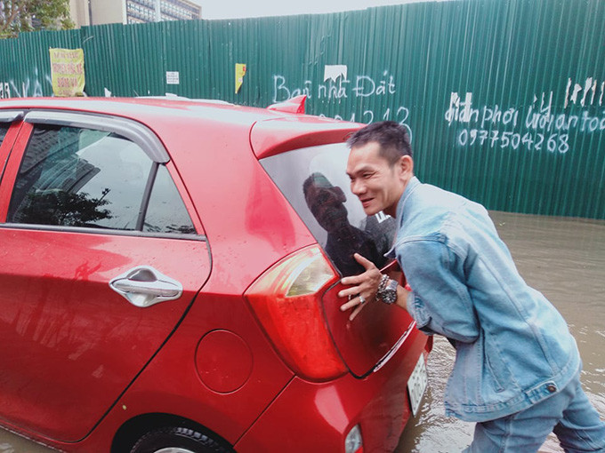 Nhiều phương tiện chết máy trên đường do ngập nước.