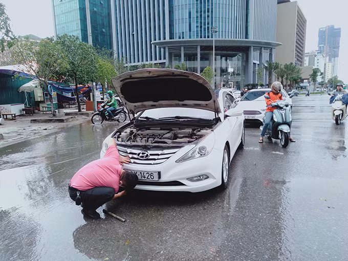 Nhiều xe ô tô được đưa ra khỏi chỗ ngập nước đều gặp sự cố do nước ngập cao.