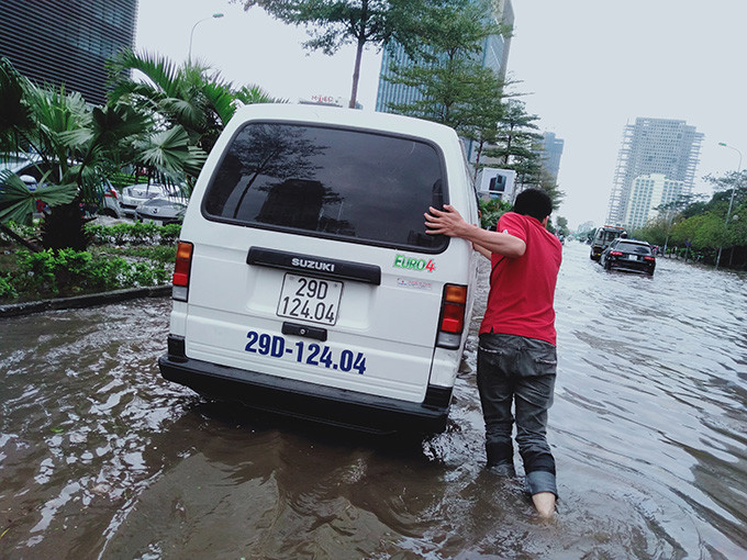 Cảnh tượng không hiếm sau trận mưa biến đường thành "sông".