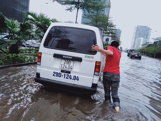 Cảnh tượng không hiếm sau trận mưa biến đường thành "sông".