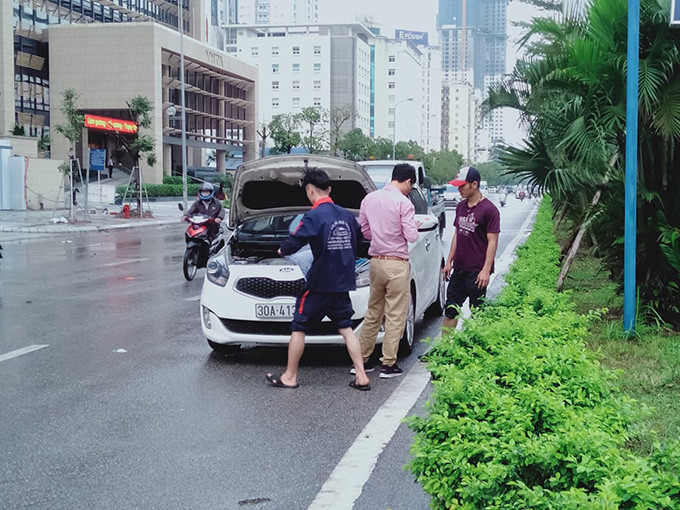 Hàng loạt ô tô chết máy.