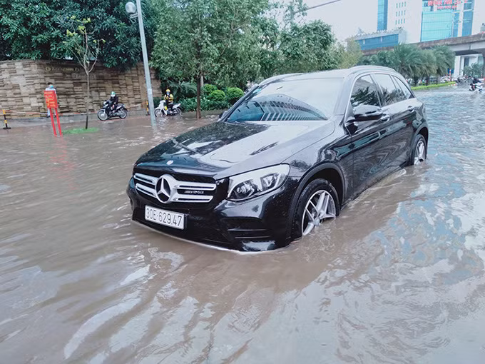 Một chiếc xe ô tô đang đi giữa đường thì bị chết máy.