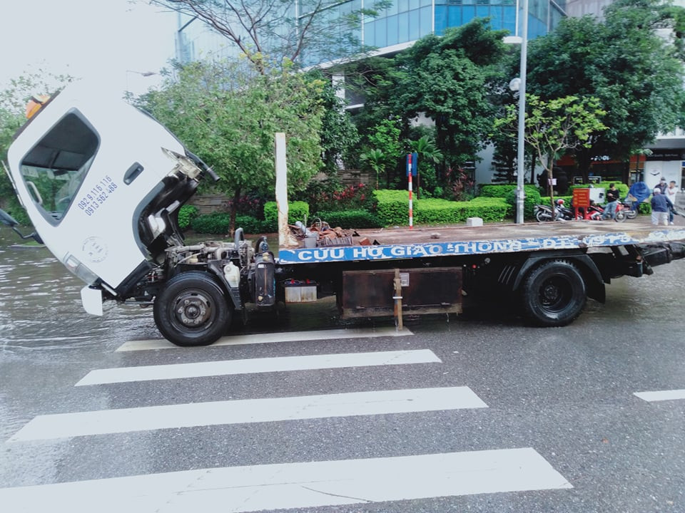 Do đường ngập nặng nên xe cứu trợ cũng bị chết máy.