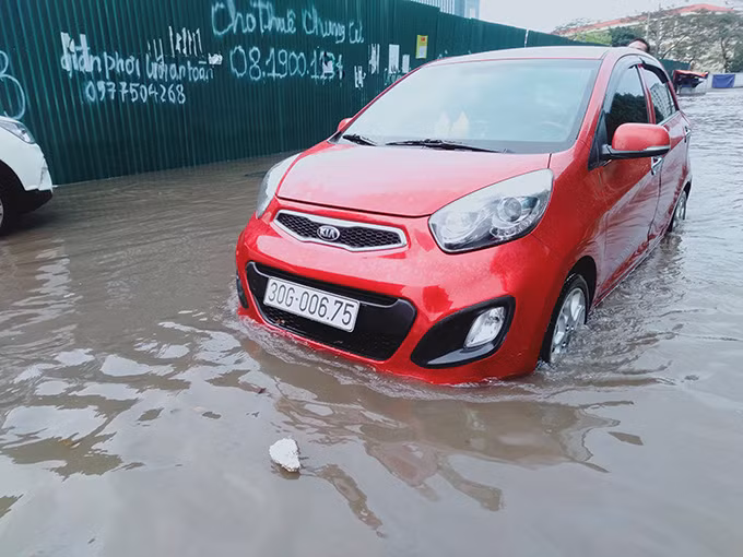 Sau trận mưa lớn, nhiều tuyến đường ngập nặng.