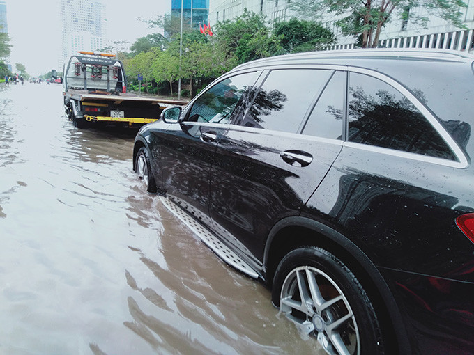 Vì vậy mà nhiều ô tô, xe máy đi qua nơi đây bị chết máy