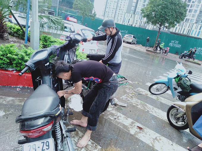 Ghi nhận của PV Kiến Thức vào chiều nay, tại đường Dường Dương Đình Nghệ đã bị ngập sâu trong nước, có đoạn nước ngập đến khoảng 50 cm.