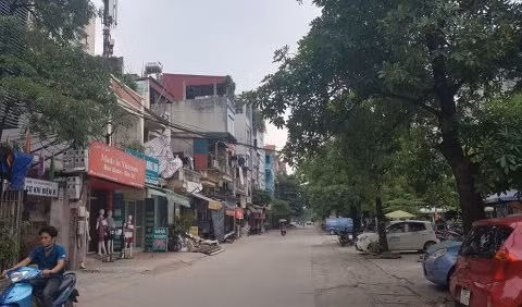 Phat hien nguoi dan ong chet loa the o trong ngo tai Ha Noi