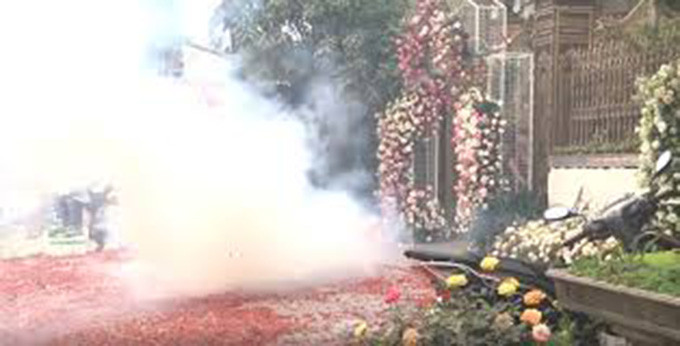 Đồng thời yêu cầu Giám đốc Công an Thành phố đôn đốc, hướng dẫn Công an huyện Sóc Sơn khẩn trương điều tra, xử lý đúng người, đúng hành vi, không bỏ sót, lọt cá nhân vi phạm. Kết quả thực hiện báo cáo Thành ủy, UBND Thành phố trước ngày 15/03/2020; thông tin trả lời báo chí theo quy định.