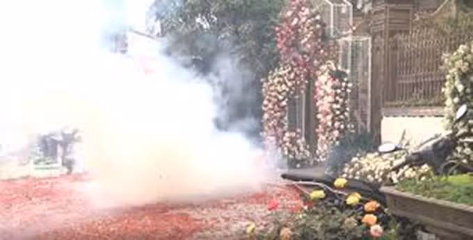 Đồng thời yêu cầu Giám đốc Công an Thành phố đôn đốc, hướng dẫn Công an huyện Sóc Sơn khẩn trương điều tra, xử lý đúng người, đúng hành vi, không bỏ sót, lọt cá nhân vi phạm. Kết quả thực hiện báo cáo Thành ủy, UBND Thành phố trước ngày 15/03/2020; thông tin trả lời báo chí theo quy định.