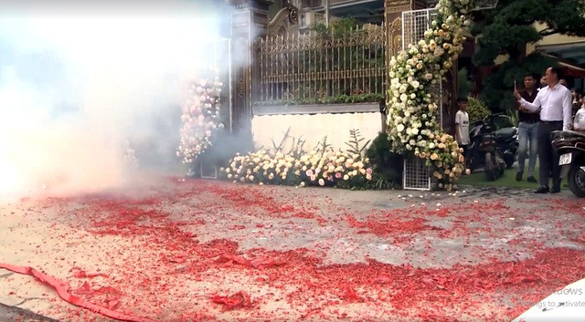 Sau khi châm lửa, tiếng pháo nổ liên thanh kèm khói bay lên trắng xóa, xác pháo đỏ vương vãi cả một đoạn vỉa hè quốc lộ. Hiện vụ việc đám cưới đốt pháo đỏ đường Hà Nội đang được cơ quan chức năng điều tra, làm rõ.