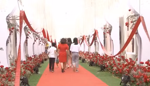 Trước đó, ngày 2/3, một tài khoản Facebook đăng tải hình ảnh, video một người đàn ông cầm một cuộn pháo hình tròn rải thành 3, 4 dãy dài hàng chục mét trước vỉa hè nhà có đám cưới tại xã Phù Lỗ, huyện Sóc Sơn. Ngoài ra dọc lối vào bên trong đám cưới gia đình này còn treo hai dãy pháo khá dài.