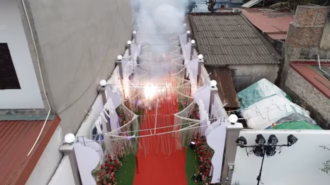 Chủ tịch UBND TP Hà Nội Nguyễn Đức Chung giao Chủ tịch UBND huyện Sóc Sơn chỉ đạo Công an huyện điều tra, làm rõ, xử lý nghiêm theo quy định pháp luật.