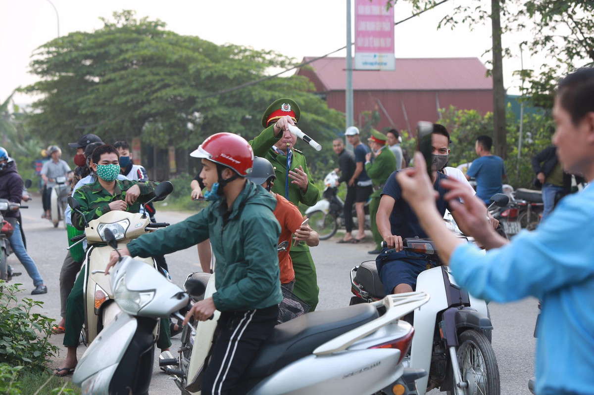 Mặc dù người ở bên trong thì tháo chạy nhưng nhiều người dân hiếu kỳ ở phía ngoài vẫn tụ tập rất đông để xem đám cháy.