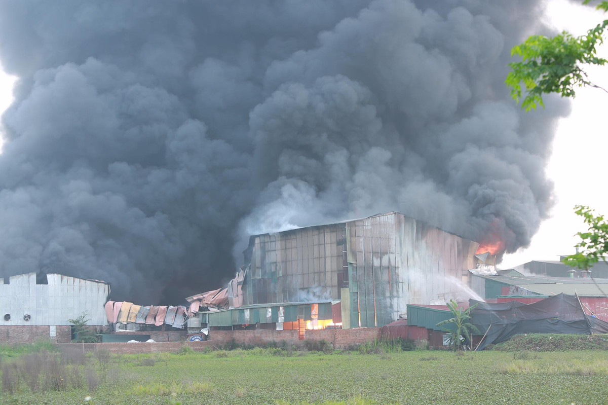 Trao đổi với PV Kiến Thức, ông Nguyễn Hữu Cường, Chủ tịch xã Kim Chung xác nhận vụ việc trên và cho biết, vụ cháy không có thương vong về người nhưng nhiều tài sản bên trong bị thiêu rụi.