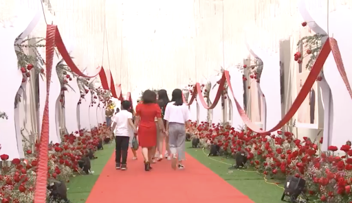 Ngày 2/3, một tài khoản Facebook đăng tải hình ảnh, video một người đàn ông cầm một cuộn pháo hình tròn rải thành 3, 4 dãy dài hàng chục mét trước vỉa hè nhà có đám cưới tại xã Phù Lỗ, huyện Sóc Sơn. Ngoài ra dọc lối vào bên trong đám cưới gia đình này còn treo hai dãy pháo khá dài.