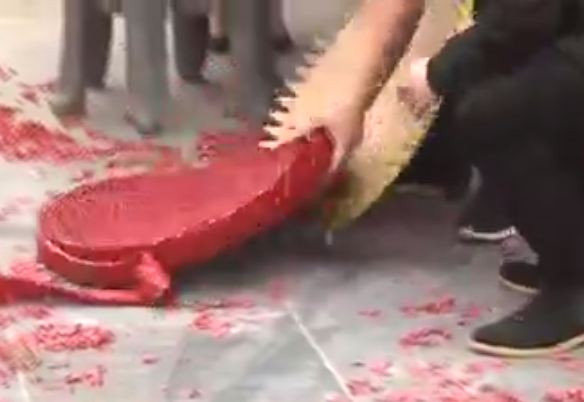 Trước đó, chiều 4/3, Đại tá Lê Ngọc Ly, Trưởng Công an huyện Sóc Sơn, Hà Nội cho biết đã khởi tố vụ án hình sự về hành vi gây rối trật tự công cộng vụ đám cưới đốt pháo đỏ đường. Cơ quan công an cũng đã quyết định tạm giữ hình sự đối tượng Trần Văn Khang để điều tra về hành vi gây rối trật tự công cộng. 