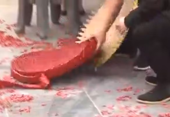 Trước đó, chiều 4/3, Đại tá Lê Ngọc Ly, Trưởng Công an huyện Sóc Sơn, Hà Nội cho biết đã khởi tố vụ án hình sự về hành vi gây rối trật tự công cộng vụ đám cưới đốt pháo đỏ đường. Cơ quan công an cũng đã quyết định tạm giữ hình sự đối tượng Trần Văn Khang để điều tra về hành vi gây rối trật tự công cộng. 