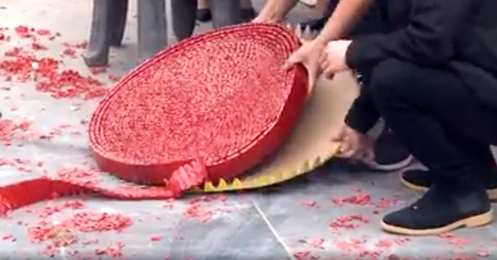 Công văn nêu rõ, trong ngày 3 và 4/3/2020, các cơ quan truyền thông đại chúng có nhiều thông tin phản ảnh về việc một gia đình tại xã Phù Lỗ, huyện Sóc Sơn đốt bánh pháo dài hơn 50m để ăn mừng đám cưới, vi phạm nghiêm trọng Chỉ thị số 406-TTg ngày 8 tháng 8 năm 1994 của Thủ tướng Chính phủ về việc cấm sản xuất, buôn bán và đốt pháo. 