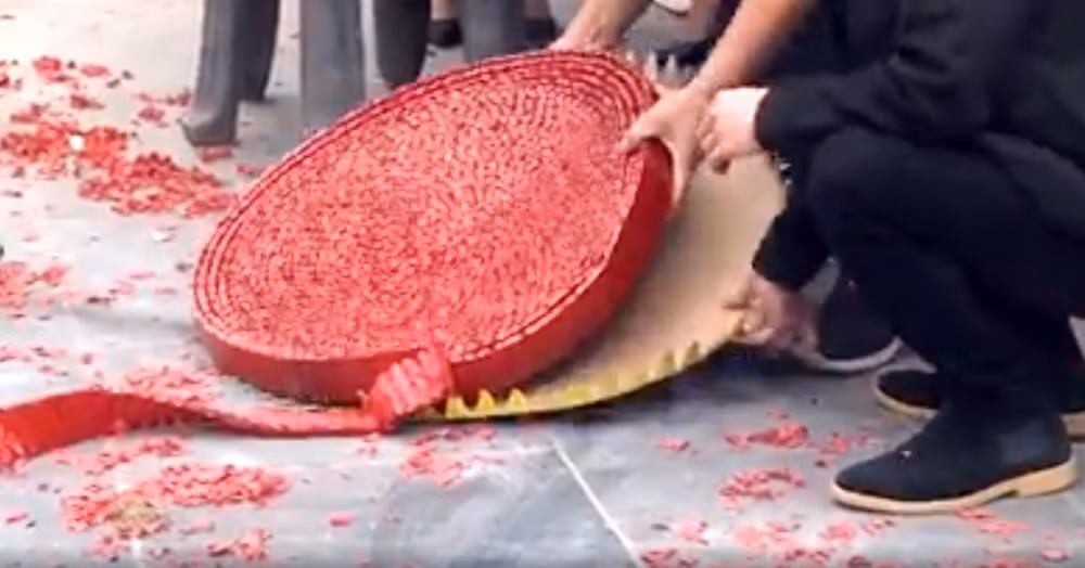 Công văn nêu rõ, trong ngày 3 và 4/3/2020, các cơ quan truyền thông đại chúng có nhiều thông tin phản ảnh về việc một gia đình tại xã Phù Lỗ, huyện Sóc Sơn đốt bánh pháo dài hơn 50m để ăn mừng đám cưới, vi phạm nghiêm trọng Chỉ thị số 406-TTg ngày 8 tháng 8 năm 1994 của Thủ tướng Chính phủ về việc cấm sản xuất, buôn bán và đốt pháo. 