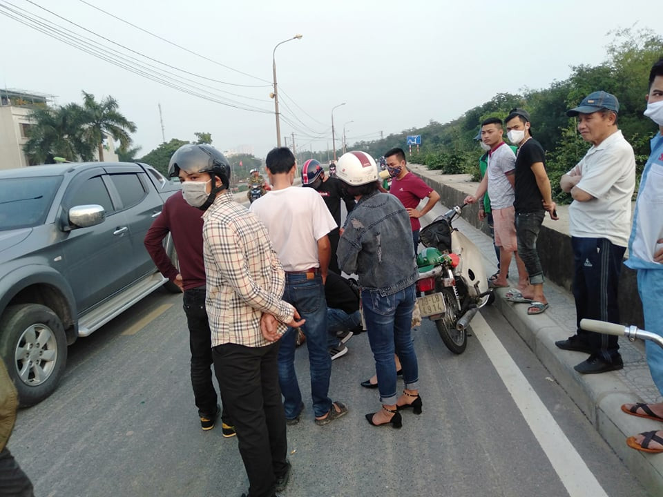 Dang lai xe may nguoi dan ong bong nga dap dau xuong duong nguy kich