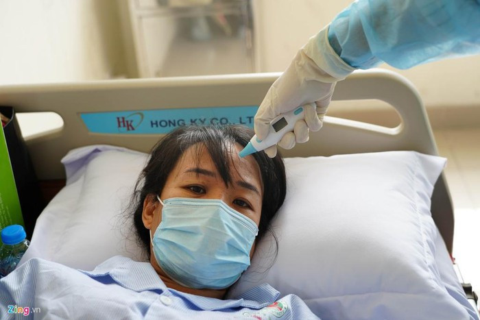 Các bệnh nhân vào đây đều được đo sinh hiệu 2 lần/ngày. Việc đo thân nhiệt thường xuyên có thể giúp cho bác sĩ nắm rõ tình hình và đảm bảo bệnh nhân không có triệu chứng sốt.