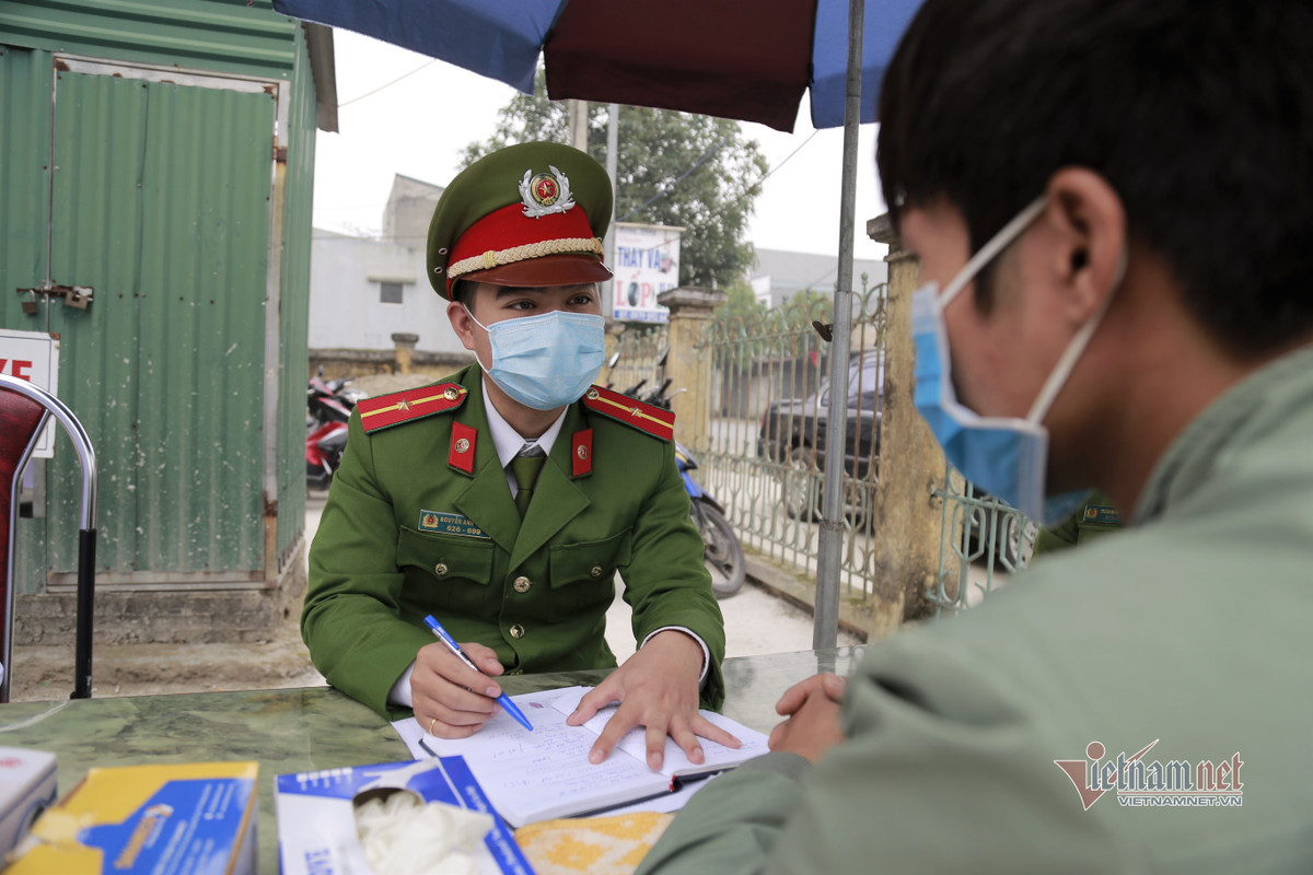 Thieu uy cong an hoan dam cuoi de nhan nhiem vu o tam dich COVID-19-Hinh-3