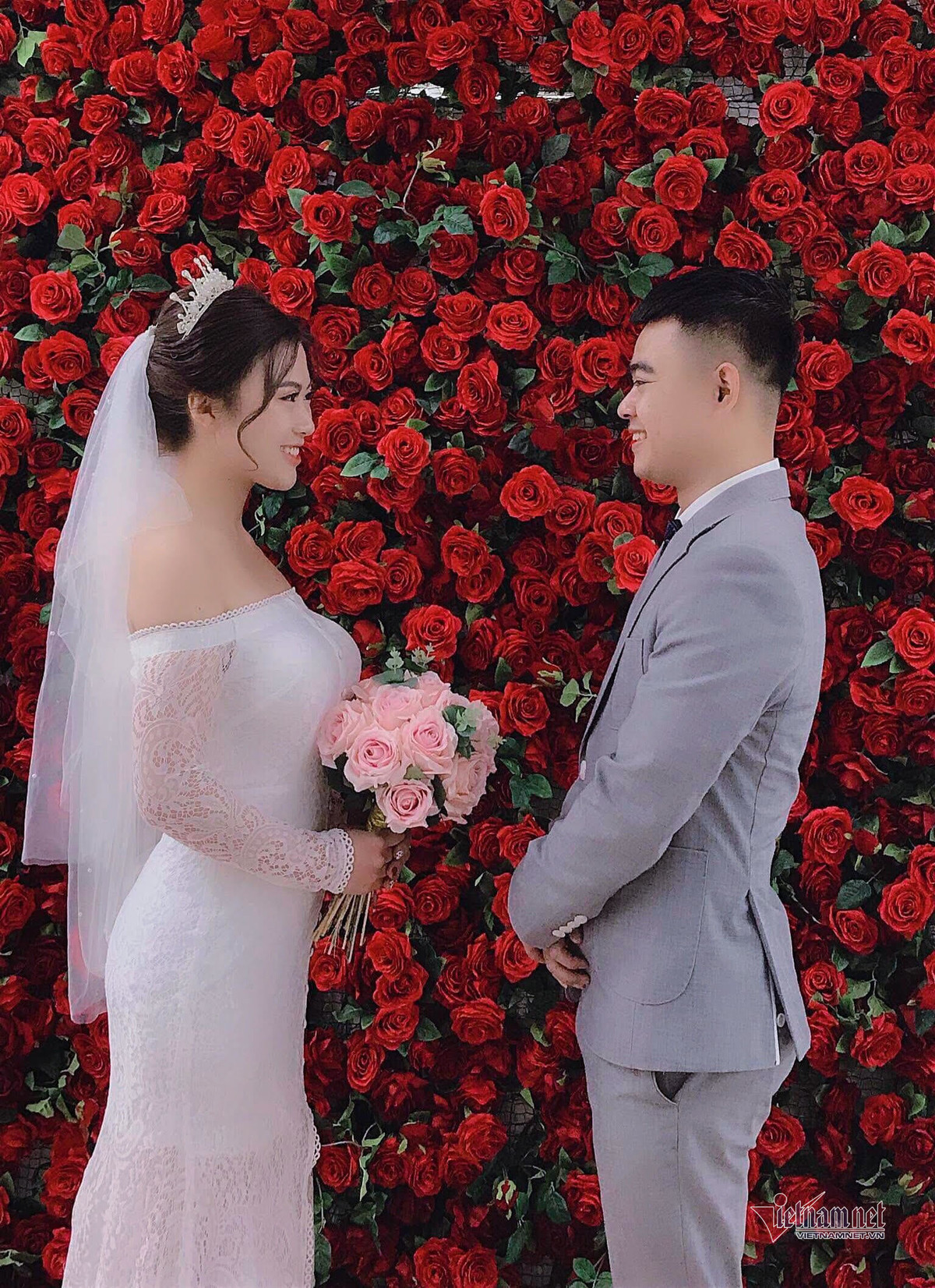 Thieu uy cong an hoan dam cuoi de nhan nhiem vu o tam dich COVID-19-Hinh-2