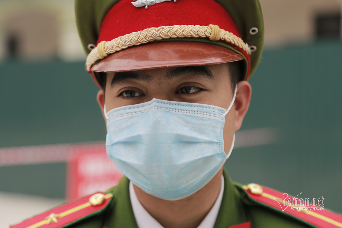 Thieu uy cong an hoan dam cuoi de nhan nhiem vu o tam dich COVID-19