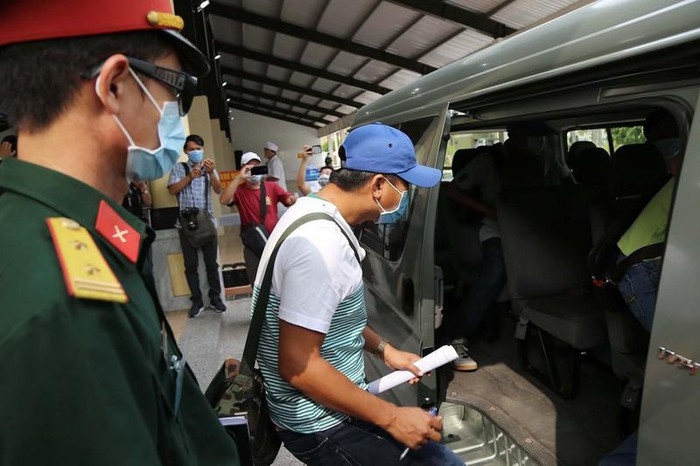 Các công dân được đưa lên xe về khu cách ly tập trung. Ảnh: HOÀNG GIANG