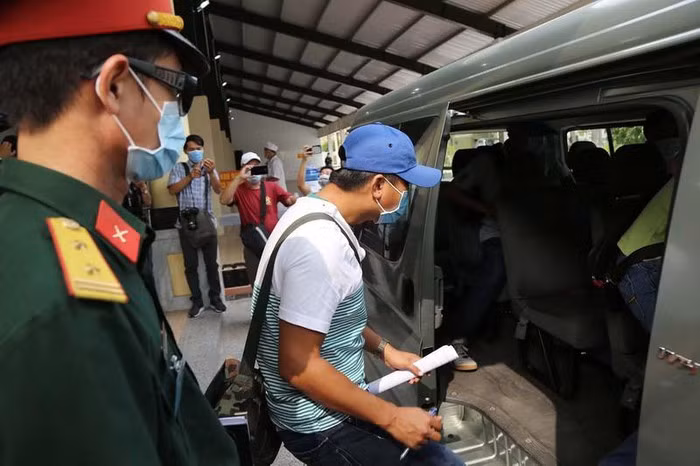 Các công dân được đưa lên xe về khu cách ly tập trung. Ảnh: HOÀNG GIANG