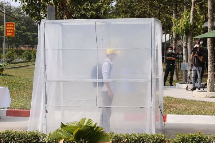 Buồng khử khuẩn toàn thân đối với công dân về từ vùng dịch. Ảnh: HOÀNG GIANG