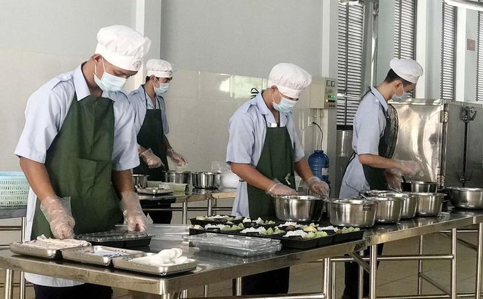 Khu vực chế biến thức ăn dành cho các công dân trong khu cách ly tập trung. Ảnh: MINH TÂM 