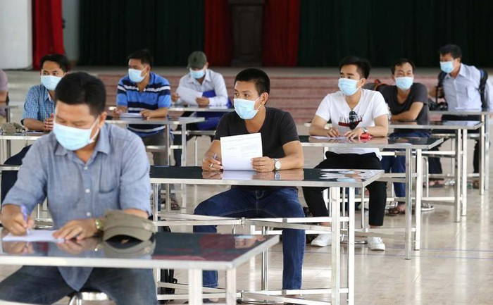 Khu vực ghi tờ khai y tế. Ảnh: HOÀNG GIANG