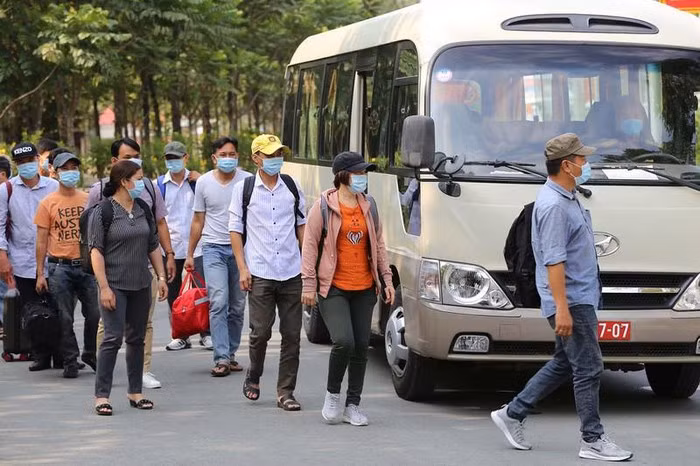 Các công dân trở về từ vùng có dịch xuống xe. Ảnh: HOÀNG GIANG