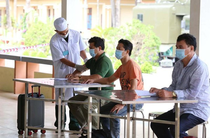 Nếu có trường hợp nghi ngờ nhiễm bệnh sẽ được đưa qua bàn riêng để kiểm tra. Ảnh: HOÀNG GIANG