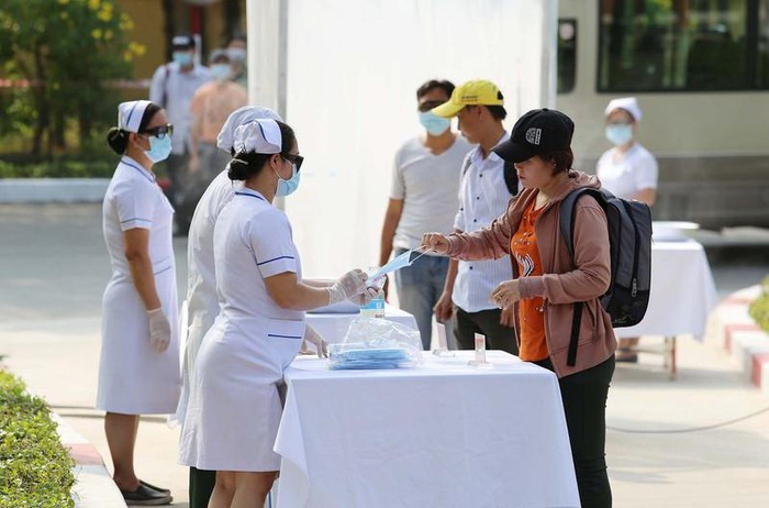 Tiếp đến là bàn trả kính và nhận khẩu trang y tế. Ảnh: HOÀNG GIANG