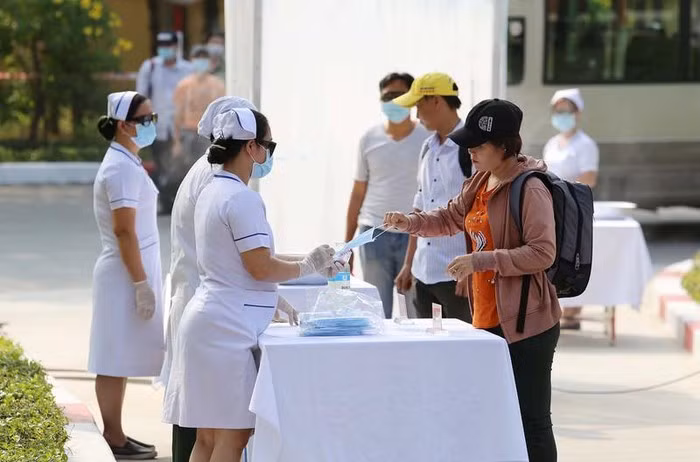 Tiếp đến là bàn trả kính và nhận khẩu trang y tế. Ảnh: HOÀNG GIANG