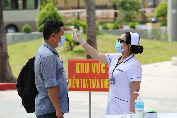 Khu vực kiểm tra thân nhiệt. Ảnh: HOÀNG GIANG