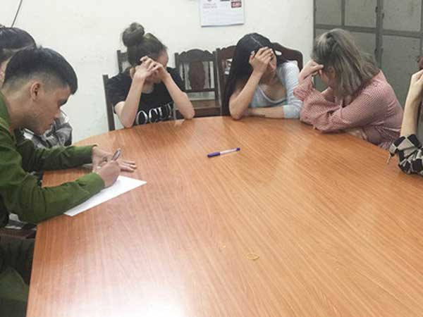 4 hot girl gop tien cung nhau mua ma tuy 'dap da'