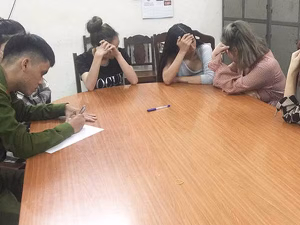 4 hot girl gop tien cung nhau mua ma tuy 'dap da'